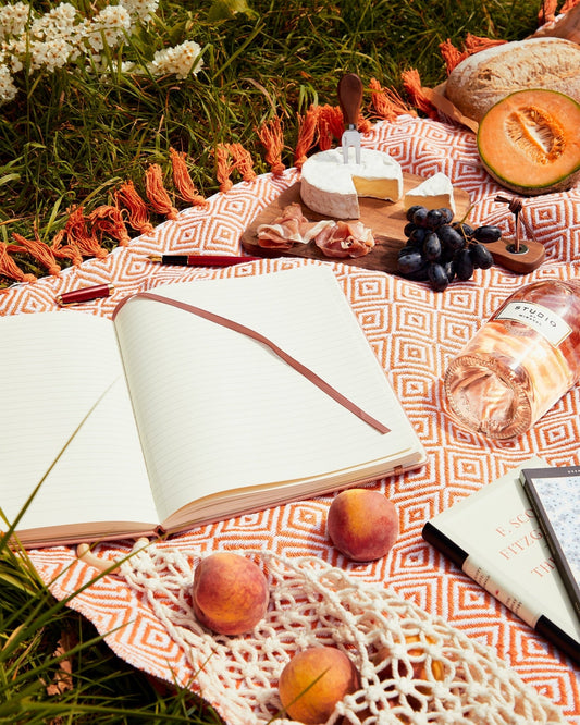 Tagebuchschreiben bei Liebeskummer: Bild von offenem Tagebuch auf Picknick-Decke