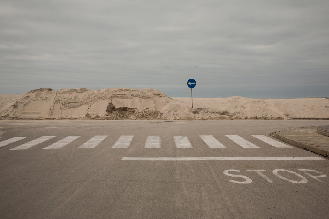 'Trennen oder Nicht Trennen', das ist hier die Frage: Bild von Straße in der Wüste